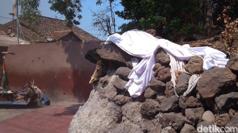 Batu Penolak Bala di Makam Sunan Gunung Jati (Sudirman Wamad/detikTravel) Batu Penolak Bala di Makam Sunan Gunung Jati (Sudirman Wamad/detikTravel)