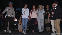 Pantauan detikcom Ratna tiba di Polda Metro Jaya sekitar pukul 22.35 WIB, Kamis (4/10/2018) malam. 