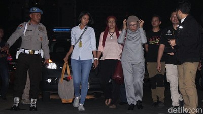 Potret Malam Panjang Ratna Sarumpaet: Ditangkap hingga Digeledah