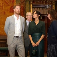 Ekspresi kagum Pangeran Harry dan Meghan Markle saat melihat interior bangunan bersejarah di Sussex. (Foto: Getty Images)