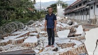 Pagar lapas juga ambruk.