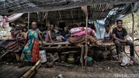 Warga Desa Wani terpaksa mengungsi di perbukitan karena masih trauma dengan bencana gempa dan tsunami.  