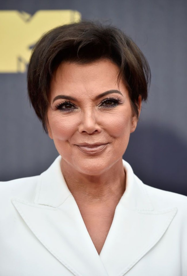 Kacamataku, karena aku tidak bisa melihat! ungkap Kris Jenner saat ditanya apa isi tasnya. Foto: Getty Images