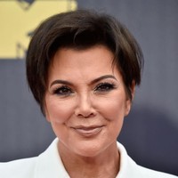 Kacamataku, karena aku tidak bisa melihat! ungkap Kris Jenner saat ditanya apa isi tasnya. Foto: Getty Images