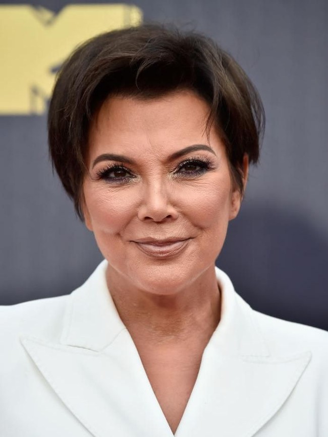 Sebuah episode Keeping Up with the Kardashians pada 2011 menampilkan momen Kris Jenner yang tengah menjalani prosedur facelift (atau pengencangan wajah). Kris yang kini berusia 62 tahun, mengaku melakukannya menjelang pernikahan sang putri, Kim Kardashian, dengan Kanye West. (Foto: Getty Images)