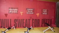 Seperti ruang gym ini yang menyediakan alat olahraga dengan pizza menggantung di atasnya. Seolah harus olahraga dulu baru bisa makan pizza. Foto: instagram @the_pizza_experience