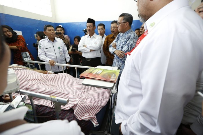 Mentan Cek Korban Gempa Palu yang Dirawat di Makassar