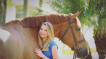 Eve juga bersama kuda favoritnya. Keduanya memang hobi olahraga berkuda. Foto: Instagram