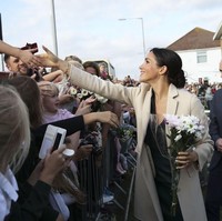 Meghan Markle menyapa warga Sussex yang telah menunggunya. (Foto: Getty Images)