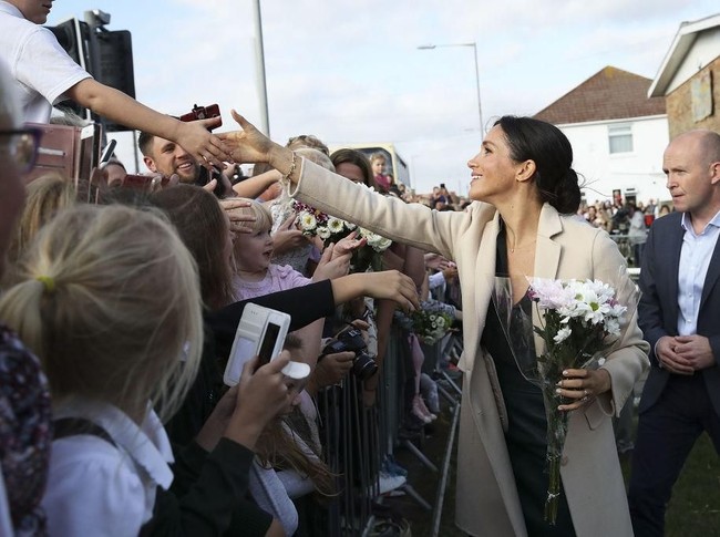 Meghan Markle menyapa warga Sussex yang telah menunggunya. (Foto: Getty Images)