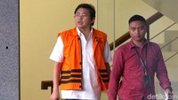Selain memeriksa Lucas, KPK pun memanggil sejumlah saksi diantaranya pegawai imigrasi bernama Andi Sofyar, Yulia Shintawati seorang Duty Executive PT Indonesia AirAsia dan Nurrohman dari pihak swasta. Mereka diperiksa sebagai saksi untuk Lucas.