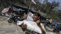 Raut kebahagiaan pengungsi saat menerima bantuan beras.