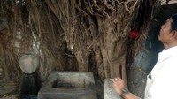 Di komplek Keraton Kasepuhan Cirebon terdapat salah satu situs yang banyak dikunjungi oleh peziarah, yakni situs Sumur Ketandan. Sumur ini berada di depan Keraton Kasepuhan Cirebon. (Sudirman/detikTravel)