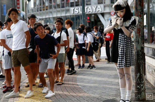 Saat orang-orang tersebut menjelma menjadi Lulu Hashimoto sang boneka hidup, mereka hadir di keramaian. Salah satunya di kawasan Harajuku, Tokyo. Dan kehadiran boneka hidup ini pun membuat gempar karena memang benar-benar mirip boneka, hanya saja nyata dan bisa bergerak layaknya manusia. Foto: Reuters