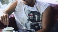  Punya tubuh tegap dan atletis, Channing memang selalu menarik perhatian. Sarapan dengan roti dan telur orak-arik, Channing pasang pose kalem saat mengaduk kopinya. Foto: Hollywood - Istimewa