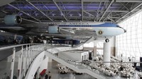 Penerbangan perdana 747 dilakukan pada Februari 1969 dan digunakan perdana oleh maskapai Pan American World Airways pada Januari 1970. Bahkan Gedung Putih menggunakannya sebagai Air Force One (Robyn Beck/AFP/AFP/Getty Images/CNN Travel)