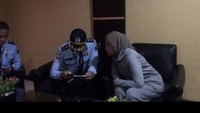 Foto: Petugas Imigrasi memeriksa Ratna Sarumpaet. (dok. Imigrasi)