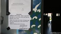 Di pintu lapas terpampang pengumuman kepada petugas agar tetap masuk kerja pasca gempa.