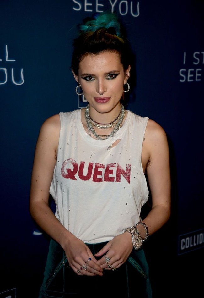 Seperti biasanya, penampilan wanita 20 tahun ini selalu nyentrik. Dengan anting di hidung yang jadi ciri khasnya, riasan wajah Bella tampak bold dengan winged eyeliner ala 70-an. Sementara rambut hijau toskanya disanggul acak. Foto: Getty Images