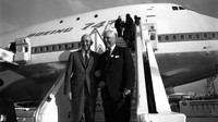 Hingga kini masih ada hampir 500 pesawat Boeing 747 yang masih terbang. Pendiri Pan Am, Juan Trippe mendorong para perancang pesawat untuk membuat kabin ganda atau dek bertingkat (Boeing/CNN Travel)