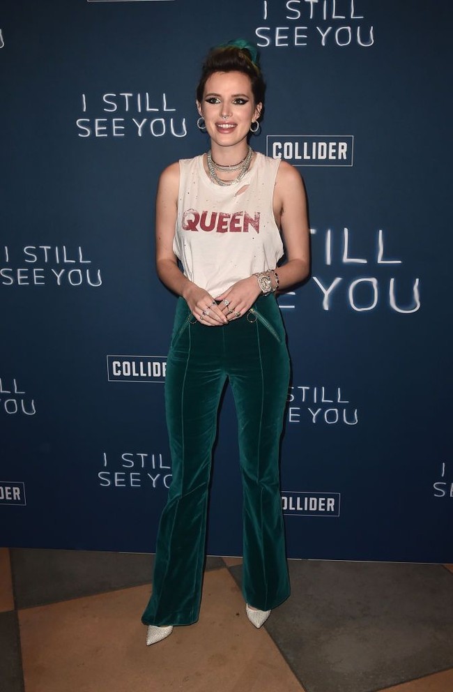 Hadi di premier film I Still See You yang dibintanginya, Bella Thorne mengenakan tank top bertulisan Queen yang dipadukan celana hijau beludru. Tampak rambut-rambut halus mengintip dari ketiaknya. Foto: Getty Images