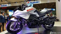 Suzuki resmi memperkenalkan GSX1000 yang berbeda dengan GSX lainnya. Motor bongsor ini mengusung desain Katana retro roadster yang telah diperkenalkan 1980. Diperkenalkannya Suzuki GSX bergaya retro ini, langkah untuk membayangi Kawasaki yang terbilang sukses memperkenalkan Z900 RS Roadster.
