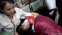 Tak seperti biasaanya, Roro Fitria pingsan di persidangan di Pengadilan Negeri Jakarta Selatan. Apa yang membuatnya pingsan ya?  Foto: Veynindia Eseloni/detikHOT