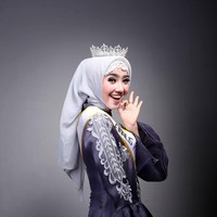 Selain aktif di dunia politik, wanita berusia 25 tahun ini juga pernah mengikuti kontes kecantikan untuk pemilihan Puteri Muslimah 2017. Ia pun berhasil masuk Top 10 Puteri Muslimah Indonesia 2017 mewakili wilayahnya, Padang, Sumatra Barat. Foto: Instagram @uniebby