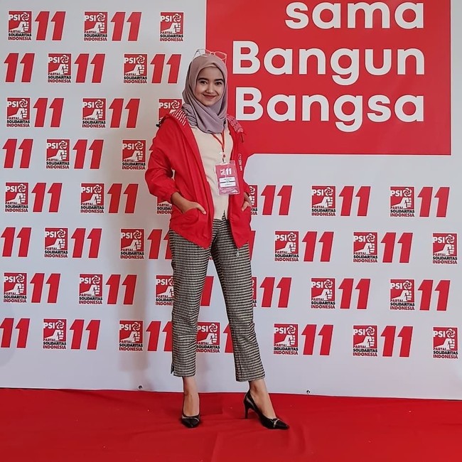 Banyak banget yang aku korbanin, salah satunya putus dari mantan aku yang beda partai, ungkap Febri di video yang dipublikasikan PSI di Facebook bertajuk suara bacaleg milenial. Foto: Instagram @uniebby