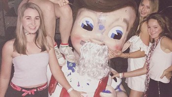 Eve pun begitu, suka berkumpul bersama teman sebayanya.Foto: Instagram