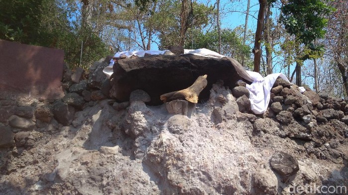 batu penolak bala di Makam Sunan Gunung Jati