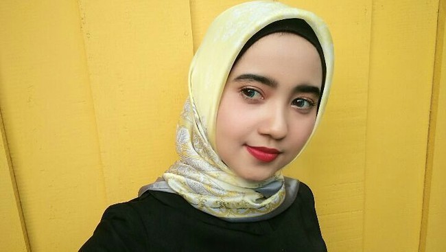 Hijabers cantik ini juga cukup populer di Instagram dan berbagi berbagai aktivitasnya kepada belasan ribu pengikutnya. Foto: Instagram @uniebby