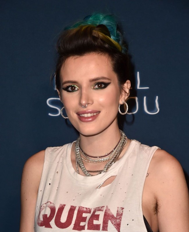 Rambut ketiak Bella Thorne terlihat cukup lebat. Namun ia tampak percaya diri dan asyik berpose di depan kamera. Foto: Getty Images