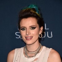 Rambut ketiak Bella Thorne terlihat cukup lebat. Namun ia tampak percaya diri dan asyik berpose di depan kamera. Foto: Getty Images