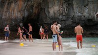 Namun sekali lagi, demi kelestarian alam dan pariwisata yang berkelanjutan (sustainable tourism), Thailand lebih memilih menjaga alam di Maya Bay supaya tidak rusak. Agar tetap bisa dinikmati, hingga masa depan nanti (REUTERS/Soe Zeya Tun)