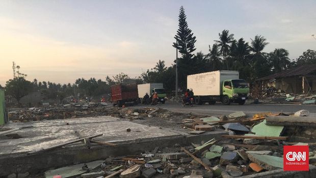 Bau Anyir dan Lalat Beterbangan di Sepanjang Pesisir Mamboro