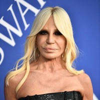 Donatella Versace memang tidak pernah bicara terang-terangan soal operasi plastik. Namun berdasarkan pengamatan dokter bedah plastik, wajah desainer 63 tahun itu merupakan hasil dari tindakan berulang kali. Seperti dikabarkan CBS News, bagian bibir bawah Donatella tampak 50 persen lebih besar dari bagian atas. Warna kulitnya juga tak merata sebagai efek dari banyaknya tindakan yang dijalani.  (Foto: Getty Images)