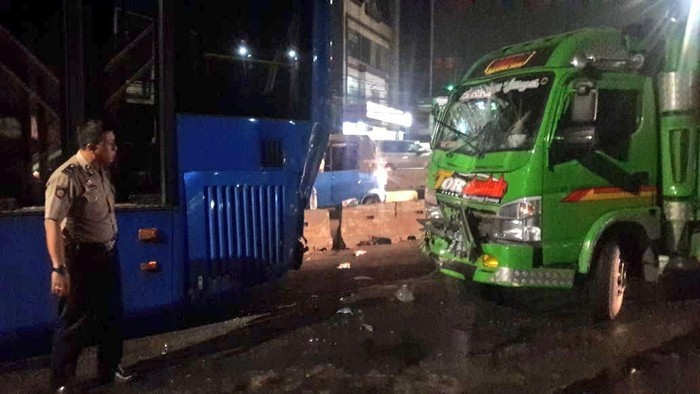 Kecelakaan TransJakarta vs Truk di Warung Jati Arah Mampang