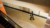 Sejumlah pedagang pun mengungkapkan dalam satu hari penuh terkadang tak ada barang yang habis terjual padahal dulu, Roxy Square menjadi pusat perbelanjaan yang menjadi tujuan utama para pecinta barang elektronik khususnya handphone dan aksesoris untuk berbelanja. Kini, mereka pun mengandalkan penjualan online untuk bertahan.