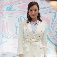 Wanita yang telah empat tahun didapuk menjadi brand ambassador Wardah ini mengenakan setelan blazer dan celana putih senada, sementara warna biru pada kemeja memberi sentuhan berbeda yang membuat looknya lebih kasual. Foto: Alissa Safera/Wolipop