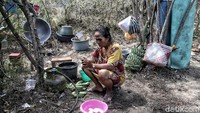 Seorang warga mengupas pisang untuk digoreng. Pisang tersebut digoreng untuk dimakan bersama para pengungsi lainnya.