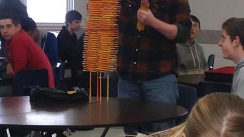 Ketika mahasiswa ini membuang rasa bosan dengan menumpuk pensil. (Foto: Boredpanda)