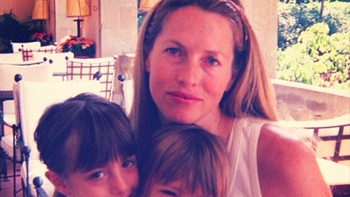 Demikian pula Eve, ini foto saat dia masih kecil bersama sang ibu. Foto: Instagram