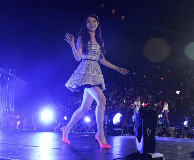 Dikutip dari Koreaboo, IU kecil hidup bersama keluarga yang kesulitan masalah finansial dan terlilit utang. Demi membayar utang, IU dan orangtuanya harus hidup terpisah. Sejak kecil penyanyi yang juga mahir menulis lagu ini dititipkan kepada nenek bersama adik laki-lakinya. Foto: Getty Images