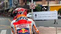 Marc Marquez di salah satu persimpangan jalan Kota Bangkok (Twitter @HRC_MotoGP)