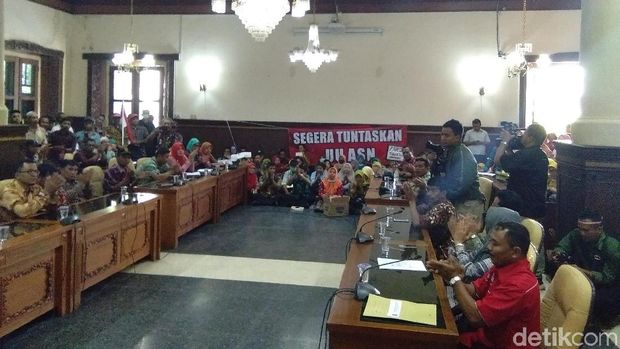 Desak Revisi UU ASN, Ratusan Guru Honorer Geruduk DPRD DIY