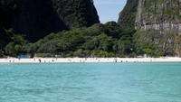 Maya Bay berlokasi di Phi Phi Islands, Provinsi Krabi. Bisa ditempuh naik kapal feri dari Phuket sekitar 2 jam perjalanan (REUTERS/Soe Zeya Tun)