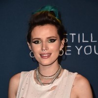 Kebanyakan wanita akan mencukur atau waxing rambut ketiak karena dianggap bisa merusak penampilan. Tapi tidak dengan Bella Thorne. Aktris sekaligus penyanyi ini justru bangga memamerkan bulu ketiaknya yang lebat. Foto: Getty Images