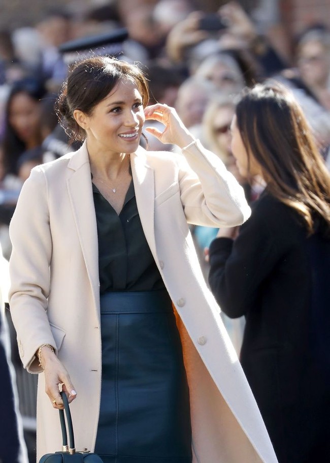 Untuk menahan dinginnya udara luar, Meghan Markle memilih mengenakan coat berbahan kashmir dari Giorgio Armani, yang dibanderol seharga Rp 33,4 juta. Foto: Getty Images
