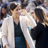 Untuk menahan dinginnya udara luar, Meghan Markle memilih mengenakan coat berbahan kashmir dari Giorgio Armani, yang dibanderol seharga Rp 33,4 juta. Foto: Getty Images